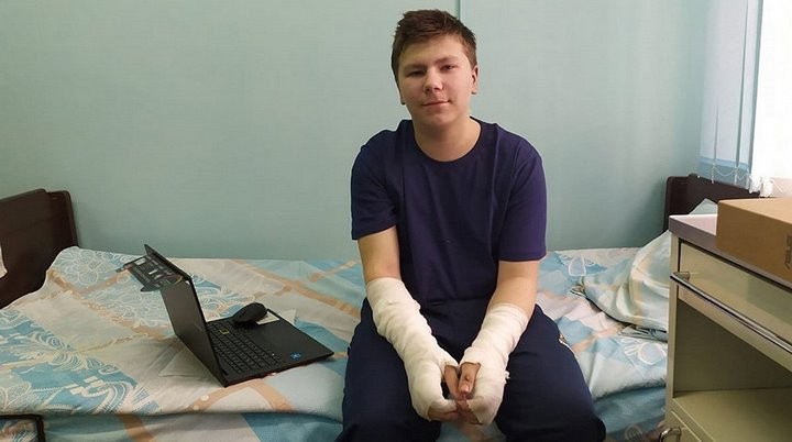 Председатель Брестского облисполкома подарил велосипед школьнику, спасшему при пожаре сестер