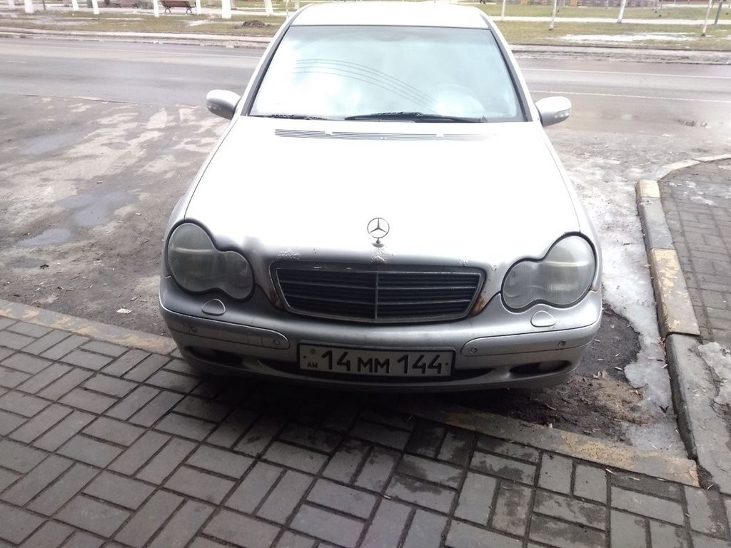 В Гомеле ездит Mercedes с необычным номером. Откуда приехала машина?