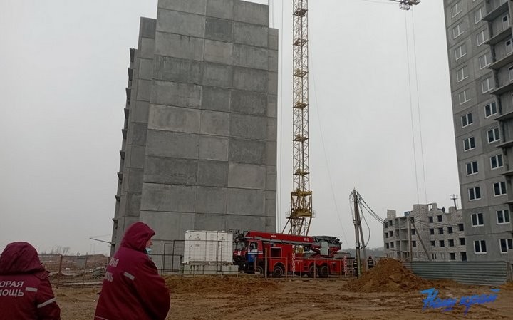 Крановщик умер в кабине подъемного крана в Барановичах