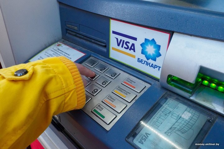 У одних проблемы с карточками Visa, другие повышают ставки. Что происходит в белорусских банках?