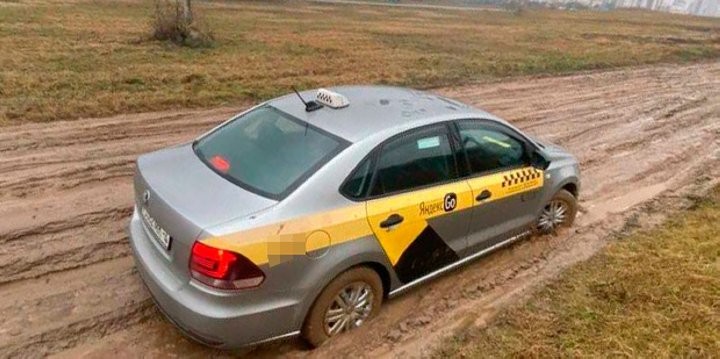 «Засел в болоте на 3 часа». Вот как таксист старался отвезти пассажира