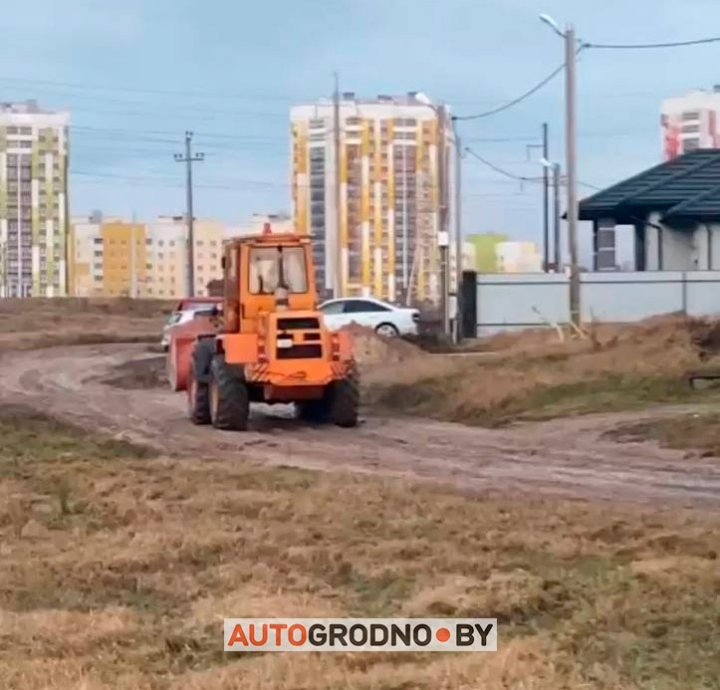 «Засел в болоте на 3 часа». Вот как таксист старался отвезти пассажира