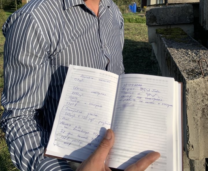 «Жена сбежала, теща заболела, жилья лишился». Белорус нанял строителя и уже полтора года не может вернуть деньги