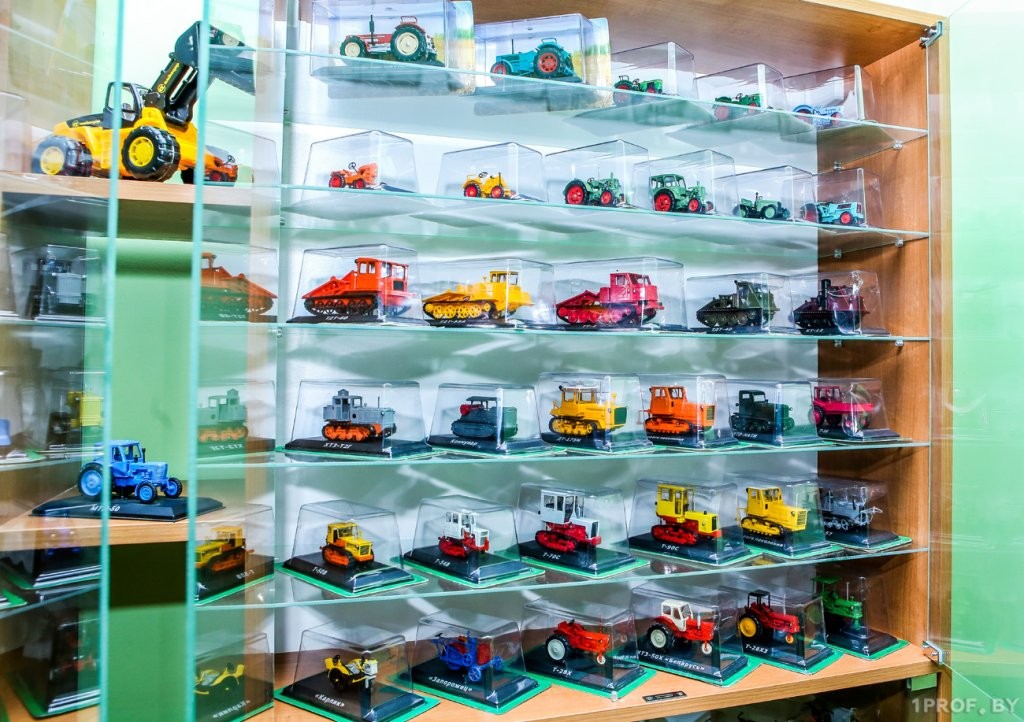 Трактор-сапер, женский и даже кулацкий есть в коллекции инженера по охране труда из Барановичского района