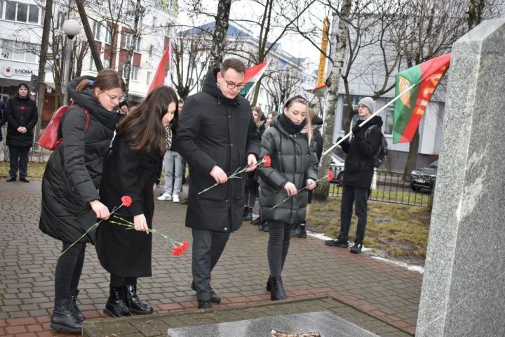 У мемориального знака узникам Брестского гетто прошел митинг-реквием, посвященный памяти жертв Холокоста