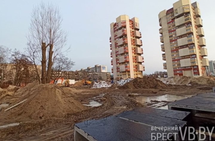 В Бресте на улице Советской Конституции начали строить многофункциональный жилой дом