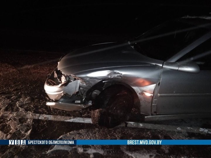 Лобовое столкновение двух легковушек произошло на автодороге «Брест - Каменец - Национальный парк "Беловежская пуща"»