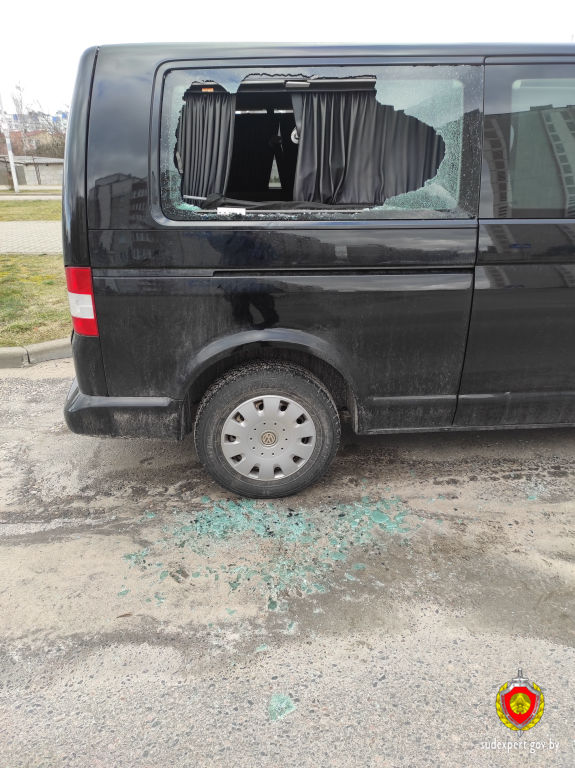 Брестчанину разбили стекло в машине, похитили деньги и документы. Кто это сделал?