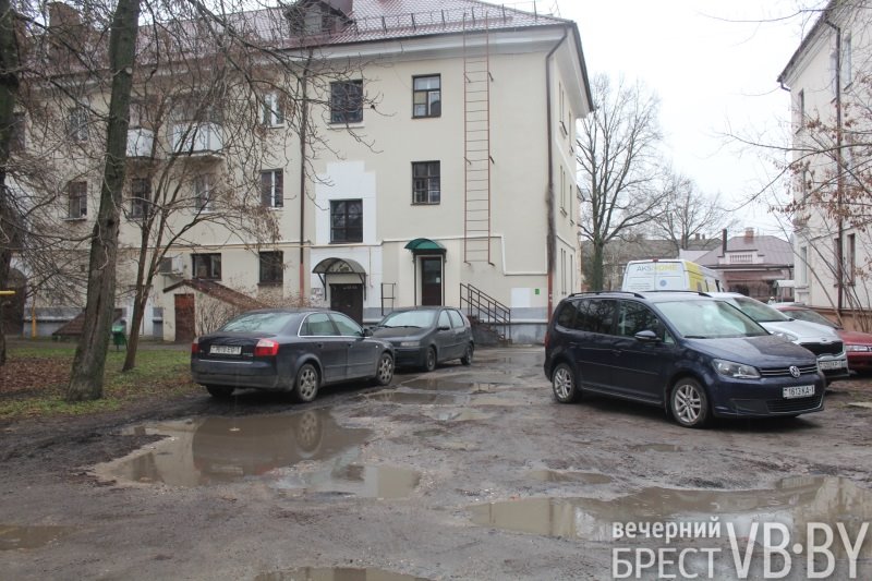 Жители домов на К.Маркса в Бресте просят привести в порядок их двор