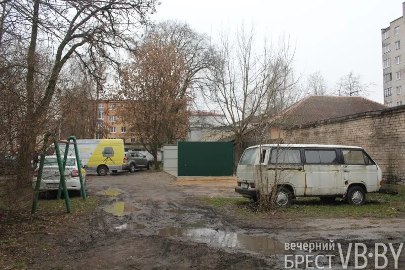 Жители домов на К.Маркса в Бресте просят привести в порядок их двор