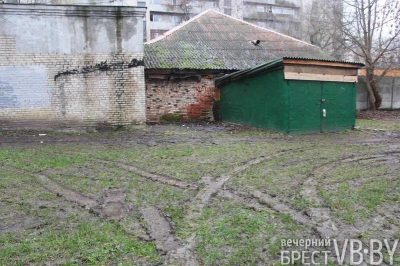 Жители домов на К.Маркса в Бресте просят привести в порядок их двор