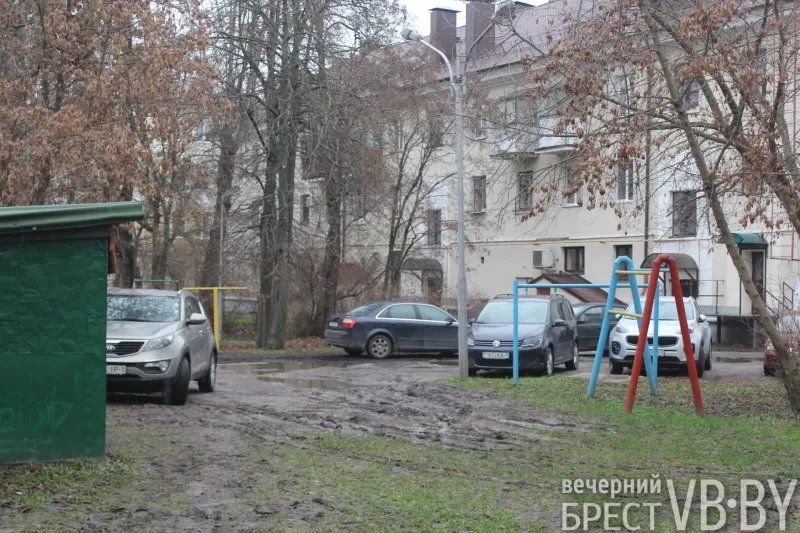 Жители домов на К.Маркса в Бресте просят привести в порядок их двор