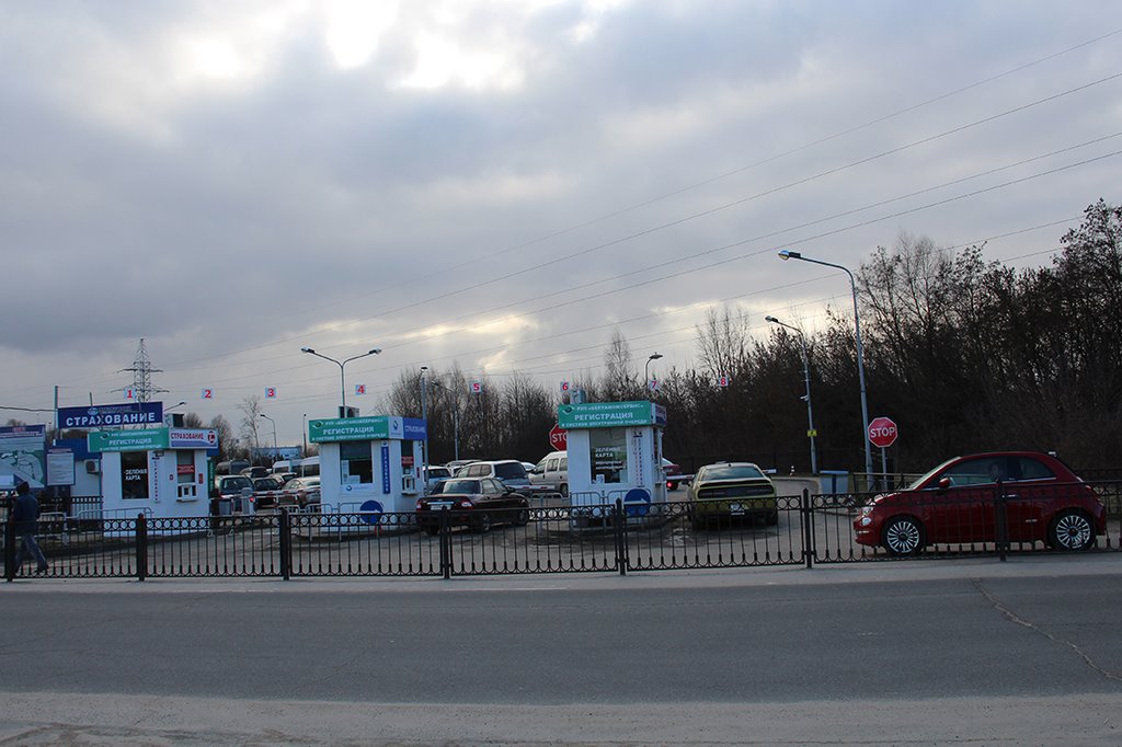 На границе в Бресте взялись за вклинивающихся «ждунов» и установили знак. Поможет?