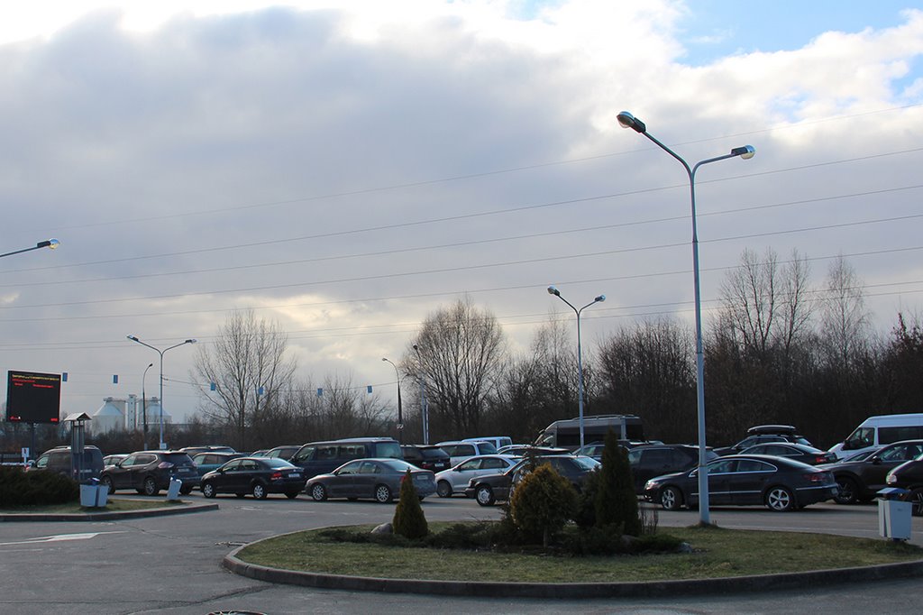 На границе в Бресте взялись за вклинивающихся «ждунов» и установили знак. Поможет?