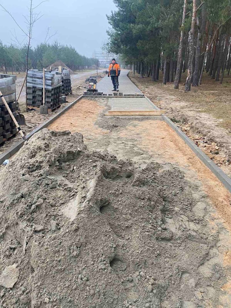 Продолжаются работы по благоустройству парка воинов-интернационалистов в Бресте