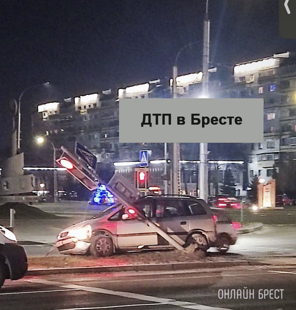 В Бресте 19-летний водитель врезался в светофор