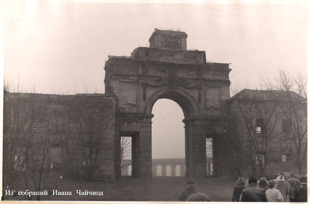 Ружанский дворец. Въездная арка и флигели, 1980-е