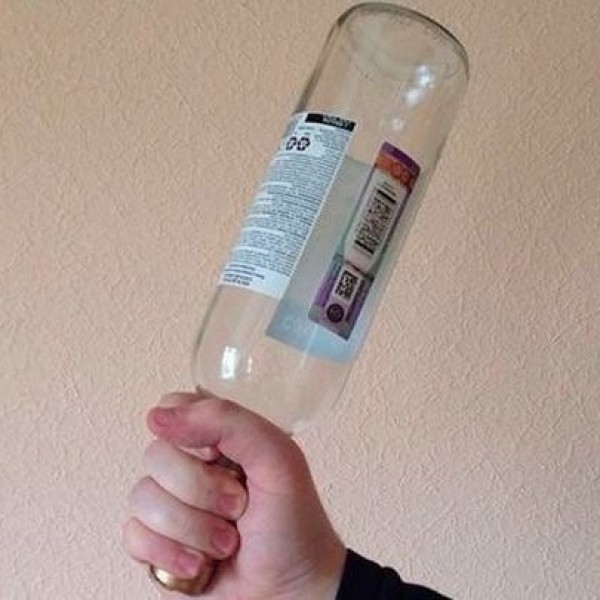 Мужчина бутылкой разбил жене голову