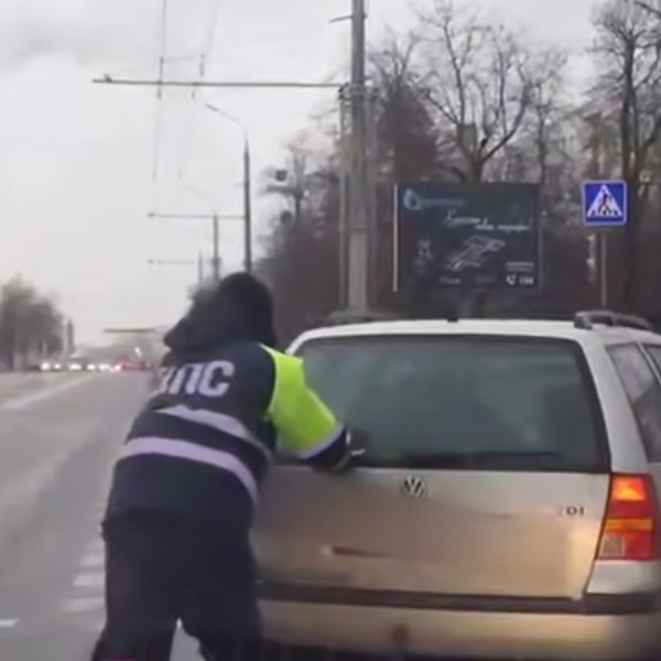 В Беларуси женщине в салоне авто стало плохо: посмотрите, как экипаж ГАИ доставил ее в больницу