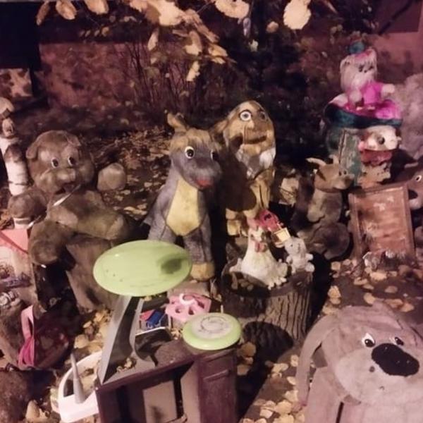 Белорус требует убрать свалку из игрушек у подъезда, но остальным жильцам так нравится