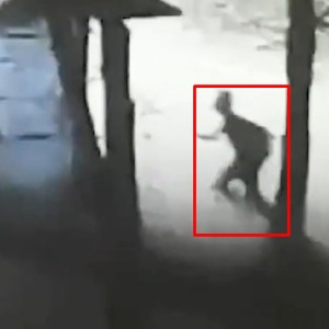 В Барановичах мужчина разбил зеркало автомобиля из-за «слишком близкого» проезда