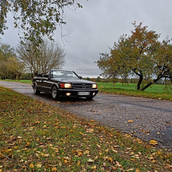 В Бресте обсуждают ярко‑розовый Mercedes