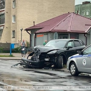 В Бобруйске автомобиль снёс столб и обрушил стену здания — видео и фото