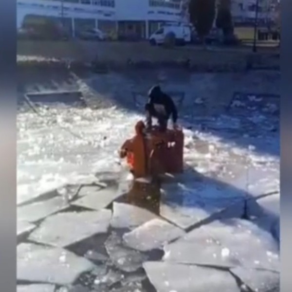 Фонтан в Новополоцке стал ловушкой для ребенка