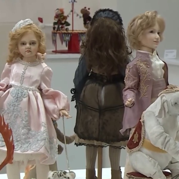 В Бресте открылась выставка кукол по «Алисе в Стране чудес»