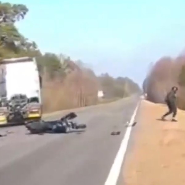 В Беларуси мотоциклист столкнулся с тягачом. Момент аварии попал на видео