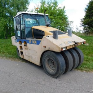 Компания подростков взяла дорожный каток, чтобы на нем прокатиться. На второй раз «спалились»