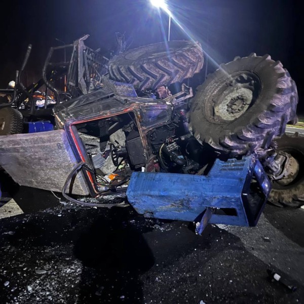 На трассе М6 BMW влетел под трактор — водитель автомобиля погиб