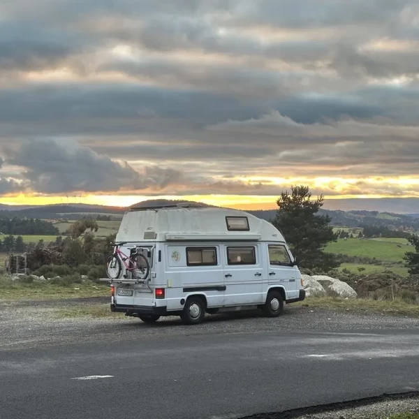 Белорус купил автодом за 3000 евро и проехал на нём по Европе. Как он выглядит внутри и сколько «ест»?