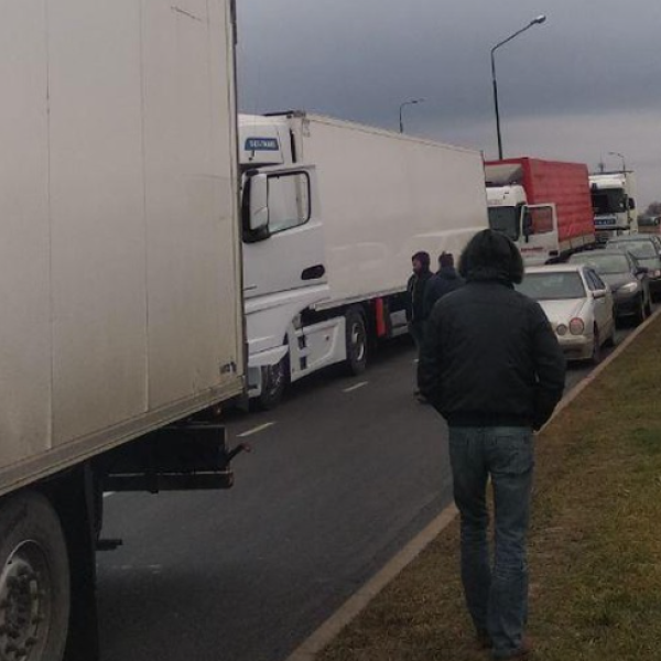 На границе снова очереди. Что рассказывают люди