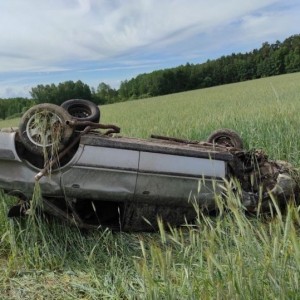 Вылетел из салона на 20 метров. В Беларуси водитель Audi получил тяжелые травмы, избегая столкновения с косулей