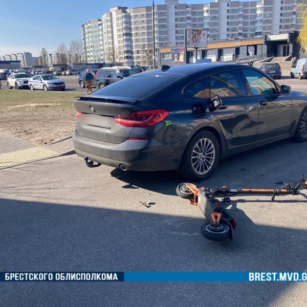 Audi сбила двоих подростков на электросамокате