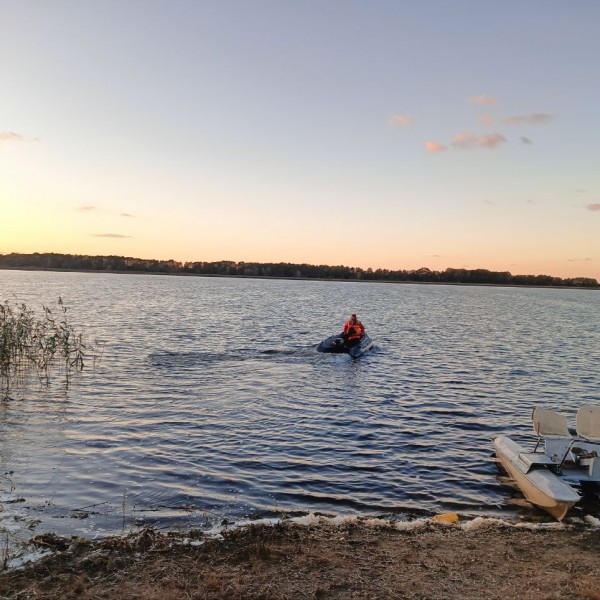 Держался за перевернутую лодку в 300 метрах от берега: как спасли рыбака на озере в Малоритском районе