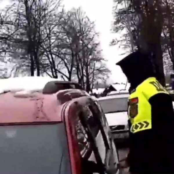 Эта история произошла в Беларуси: родители оставили маленького ребенка одного в автомобиле в минус 10. Что было дальше?