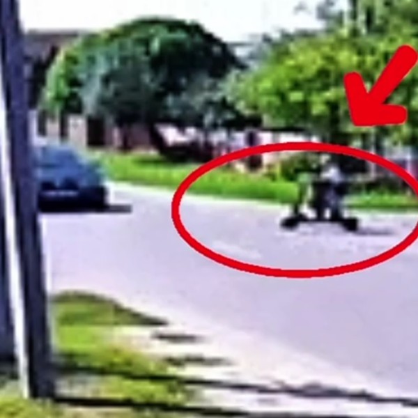 11-летний мальчик на электросамокате выскочил прямо под автомобиль — жесткое видео