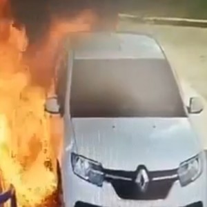 В Беларуси девушка приехала на дымящейся машине на заправку — видео