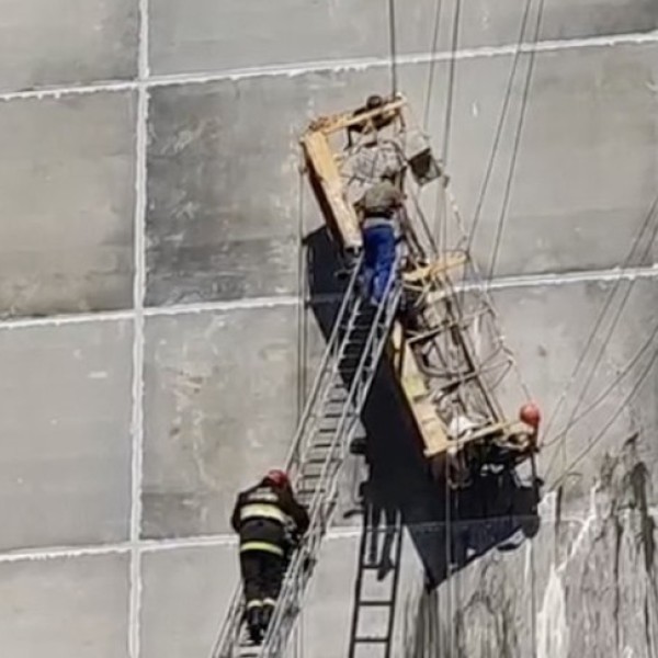 Экстремальный рабочий день. Строителей, которые красили многоэтажку, пришлось спасать сотрудникам МЧС