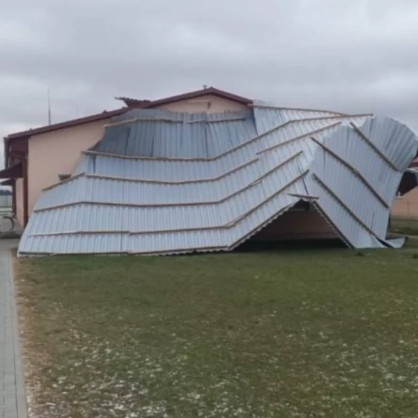Сильный ветер повредил строения в Брестской области