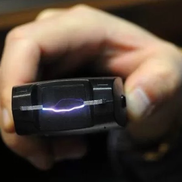 Белоруска получила штраф за продажу электрошокеров