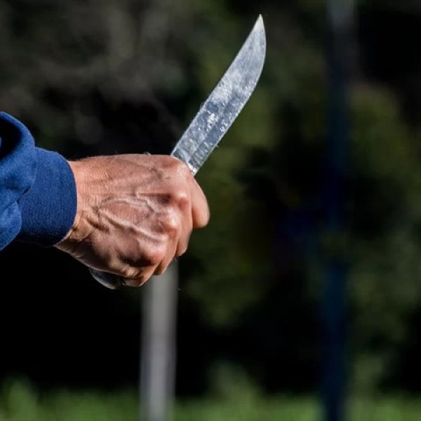 Шумная молодёжь разозлила соседа — тот взял нож и пошёл в магазин разбираться