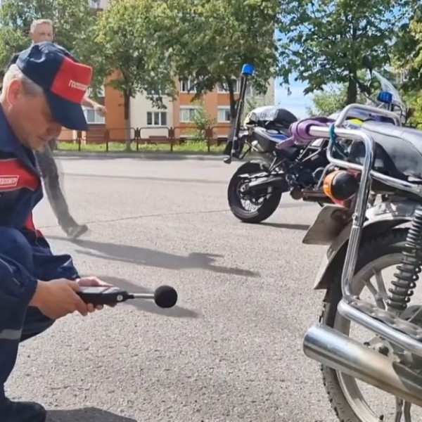 Мотоциклист ревёт двигателем во дворе — адвокат объяснила, можно ли его за это наказать