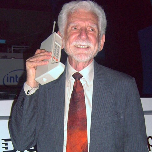 Вот как выглядел первый мобильник