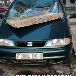 На Seat с пятиэтажки упала плита. Сдуло ветром?