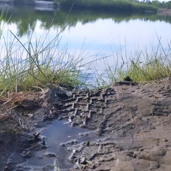 Трагедия на рыбалке: автомобиль с рыбаками съехал в реку, один погиб