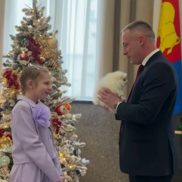 Глава Барановичей подарил шпица девочке из Каменецкого района — видео