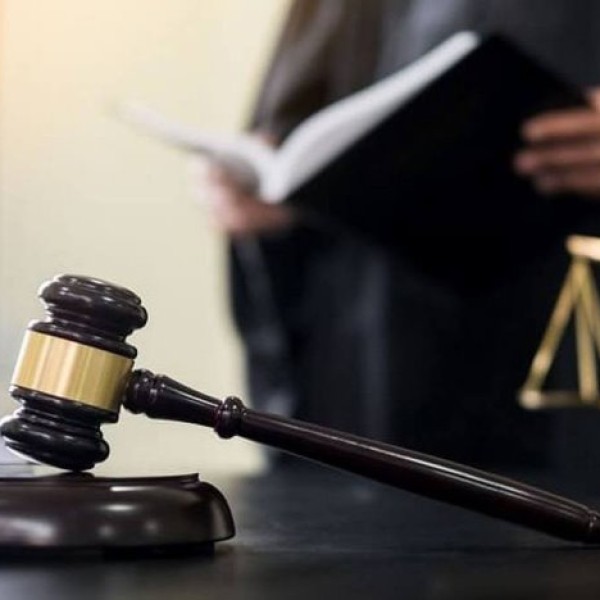 Девушка отсудила у фирмы 48 тысяч рублей за то, что ее незаконно уволили